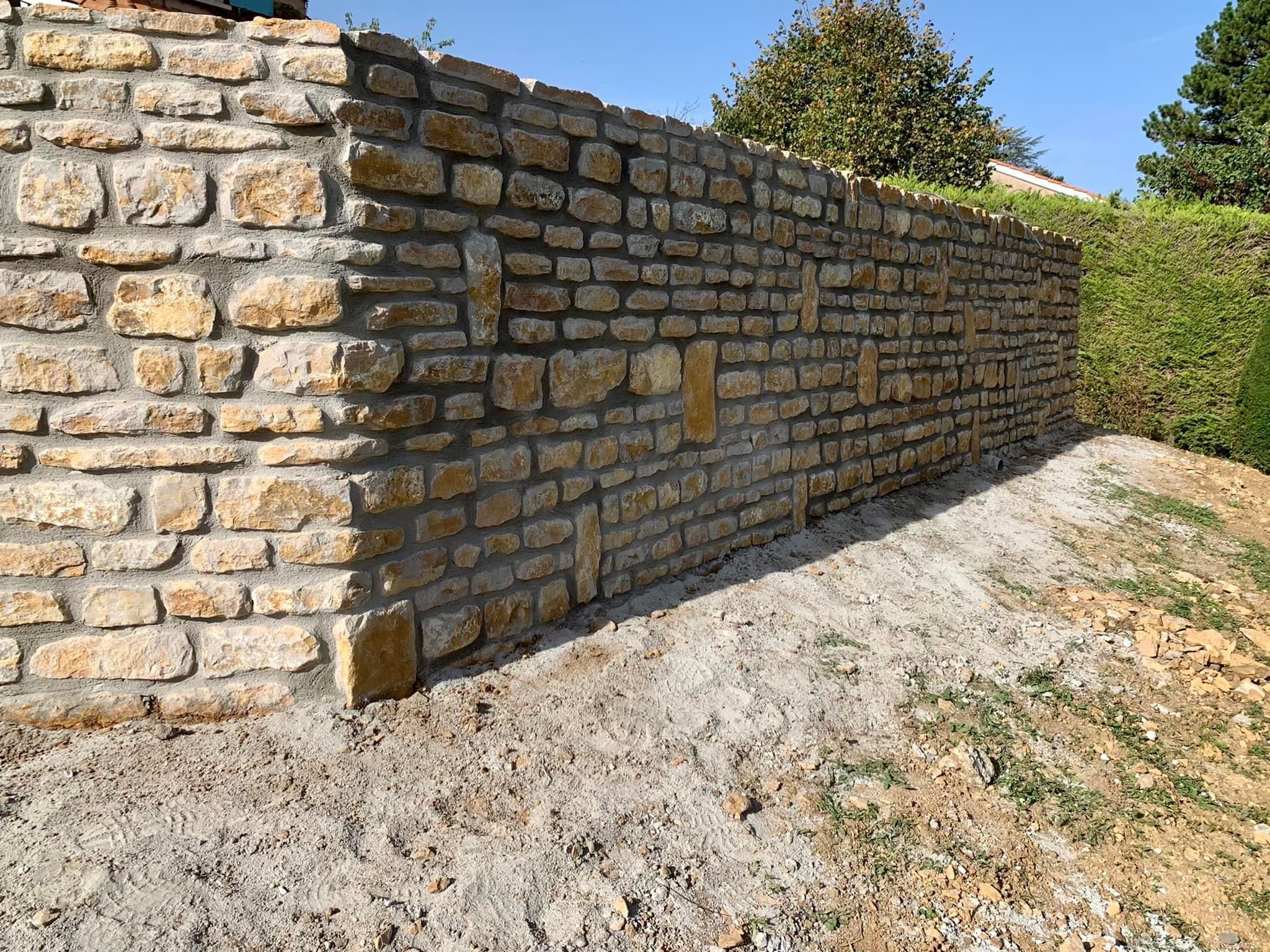 Création d’un mur en pierres jaunes des Monts d’or